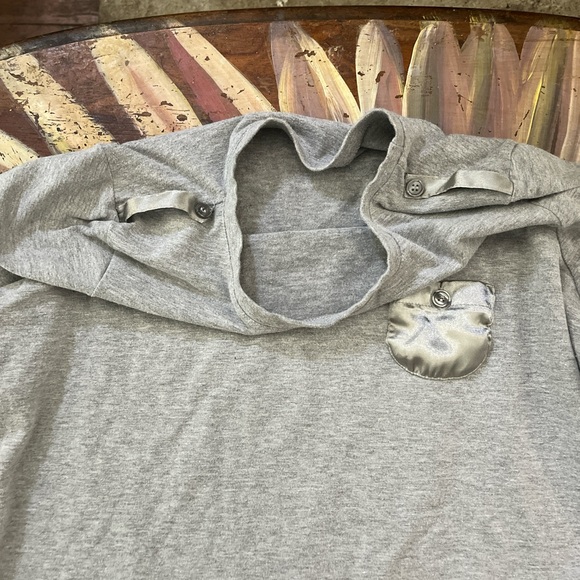 Gray quarter sleeve knit shirt with contrast pocket and epaulet detail - Picture 2 of 5